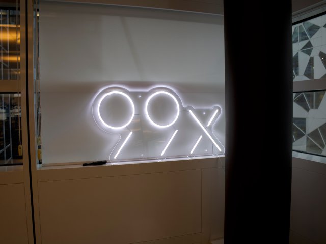99x logo i vinduskarmen på kontoret 