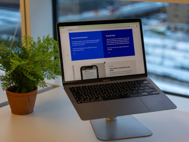 Laptop som viser nettsiden nkom.no
